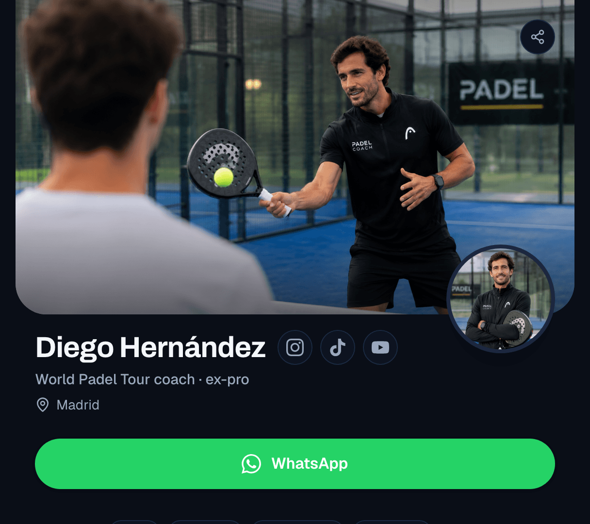Coach public page header with cover photo, name, socials and WhatsApp button
